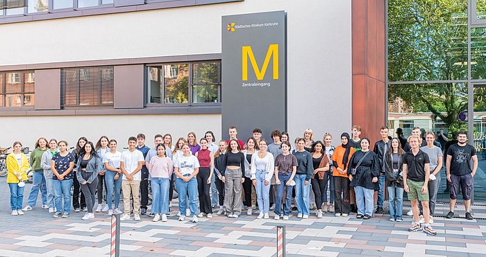 Das Bild zeigt eine Gruppe FSJler vor dem Klinikum Karlsruhe