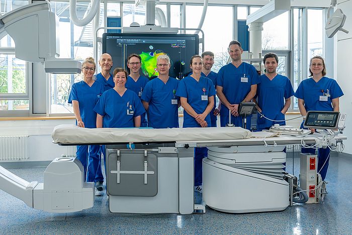 Das Bild zeigt Prof. Dr. Julian Widder (5.v.l.) und Prof. Dr. Armin Luik (4.v.l.) mit ihrem Team im neuen Herzkatheterlabor