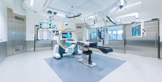 Das Bild zeigt den intraoperativen Bildgebungsroboter "Loop-X" einen OP-Saal.