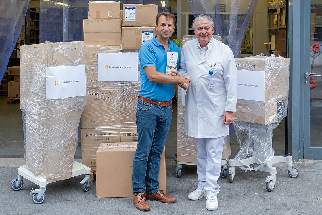 Das Bild zeigt Professor Dr. Martin Storck, Klinikdirektor der Gefäßchirurgie am SKK und Initiator der Spendenaktion (rechts), und der Karlsruher Unternehmer Stanislaw Jakubiec (links), der die Spende mit dem Verein Hilfswerk Bodensee in die Ukraine bringt.
