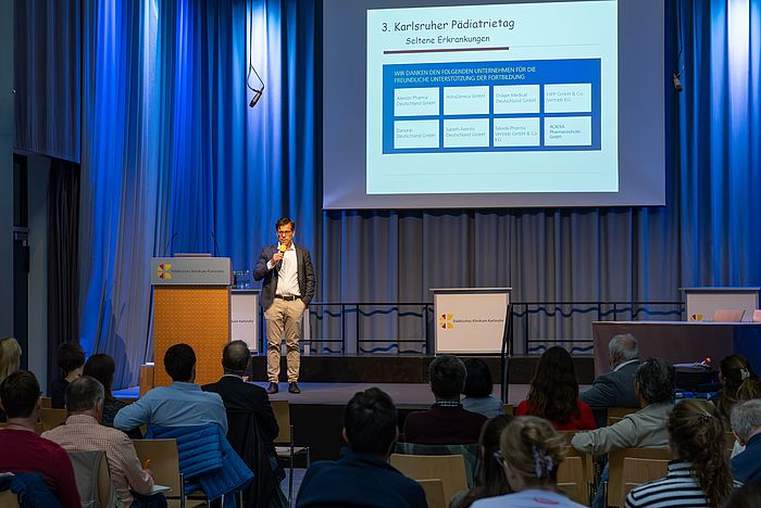 Prof. Dr. Sascha Meyer begrüßt seine Gäste beim 3. Karlsruher Pädiatrietag.