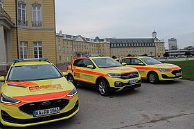 Das Bild zeigt die Fahrzeuge vor dem Karlsruher Schloss, die Ford Focus Kombi, dazwischen der VW T-Cross