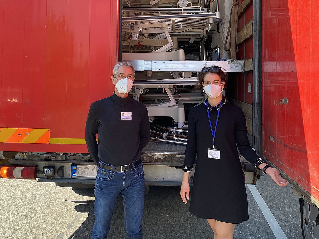 Liliia Muzyka und Daniel Bauer, der im Klinikum für Spenden von Mobiliar zuständig ist, haben den Transport organisiert.
