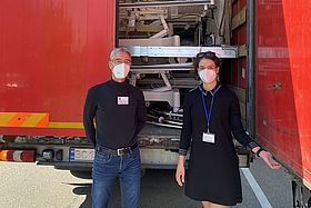 Liliia Muzyka und Daniel Bauer, der im Klinikum für Spenden von Mobiliar zuständig ist, haben den Transport organisiert.
