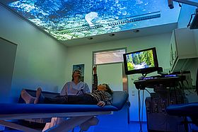 Die Beamer erzeugen ein großflächiges Bild, das beispielswiese an die Zimmerdecke projiziert werden kann.