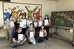 Das Bild zeigt die erfolgreichen Absolventen der MTL Schule