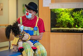 Klinikclown Dodo mit Handpuppe Elly