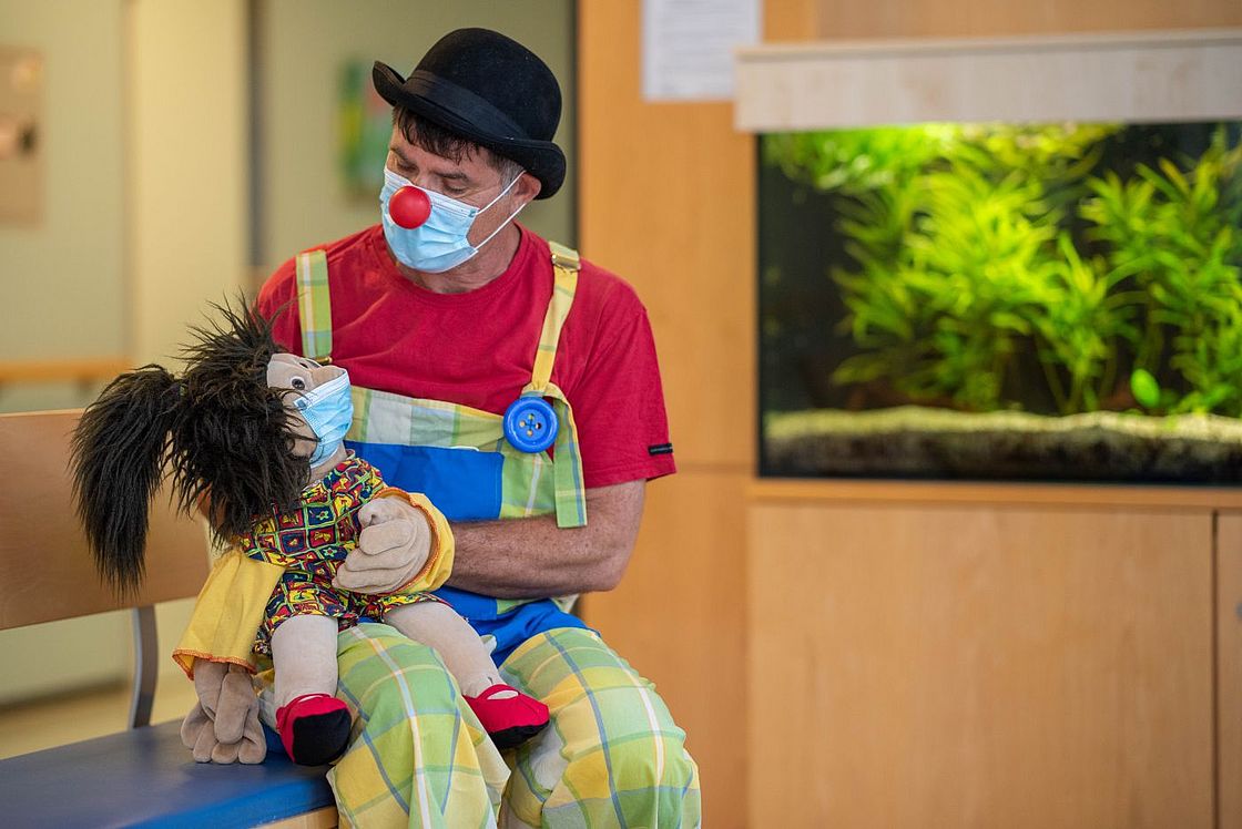 Klinikclown Dodo mit Handpuppe Elly