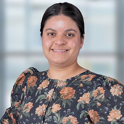 Porträt Katharina Advani Das Bild zeigt ein Porträt von Katharina Advani
