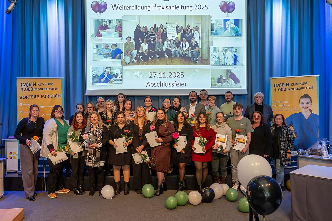 Das Bild zeigt die neuen Praxisanleiterinnen und Praxisanleiter.