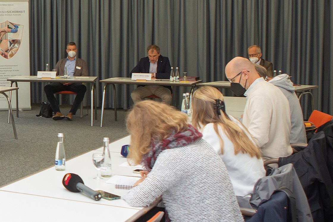 Das Bild zeigt die Teilnehmer der Pressekonferenz Alarmstufe Rot