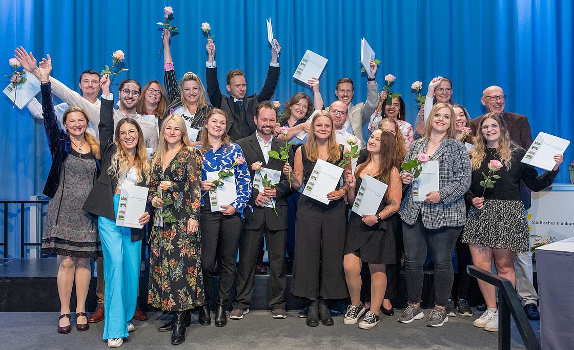 Das Bild zeigt die Absolventinnen und Absolventen der Fachweiterbildung OP