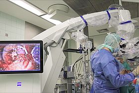robotisch gesteuertes OP-Mikroskop bei einer computerassistierten Hirntumoroperation
