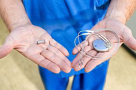 Der sondenlose Einkammer-Herzschrittmacher im Größenvergleich