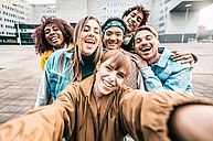 Gruppe Jugendlicher macht ein Selfie
