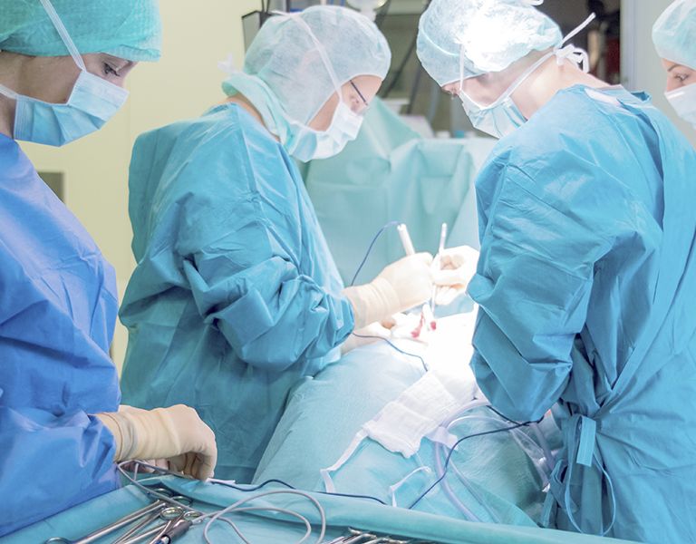 Das Bild zeigt eine Operation in der Urologie