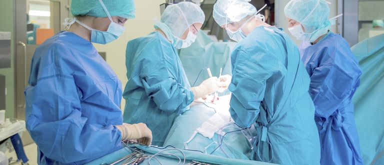 Das Bild zeigt eine Operation in der Urologie