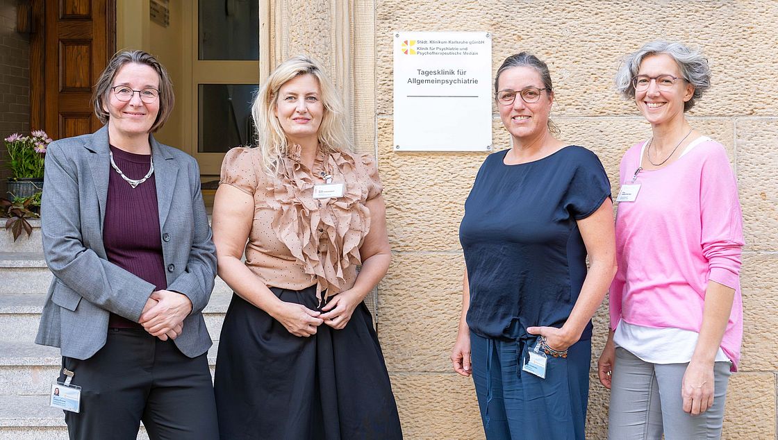 Das Bild zeigt Oberärztin Dr. Stefanie Brömel, Oberärztin Ilona Schnorpfeil, Frauke Zimmermann und Juliane Morrison vor der Tagesklinik.