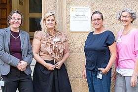 Das Bild zeigt Oberärztin Dr. Stefanie Brömel, Oberärztin Ilona Schnorpfeil, Frauke Zimmermann und Juliane Morrison vor der Tagesklinik.