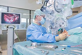 Das Bild zeigt Dr. Jürgen Neuburger bei der Operation.