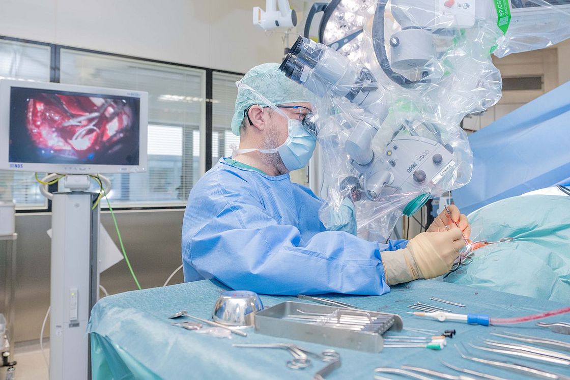 Das Bild zeigt Dr. Jürgen Neuburger bei der Operation