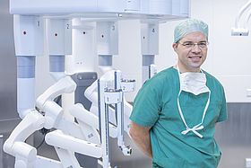 Das Bild zeigt Prof. Dr. Jochen Gaedcke vor dem da Vinci