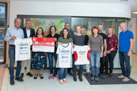 Das Bild zeigt die Die FUoKK-Laufgruppe um Iris Malchow (4. v. l.) übergibt den Spendencheck an die Vorsitzende des FUoKK, Admira Knoll (3. v. l.) und Markus Heming, Geschäftsführer des Klinikum Karlsruhe (2. v. l.)
