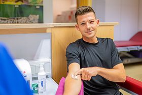 Das Bild zeigt Marvin Wanitzek nach der Blutabnahme. 