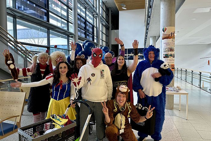 Das Bild zeigt Mitarbeitende des Klinikums Karlsruhe in bunten Kostümen.