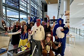 Das Bild zeigt Mitarbeitende des Klinikums Karlsruhe in bunten Kostümen.