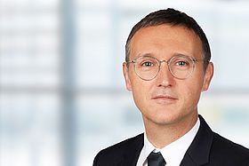 Das Bild zeigt Prof. Dr. Heiko Graf, der zum 1. Juni 2024 die Leitung der Klinik für Psychiatrie und Psychotherapeutische Medizin übernimmt