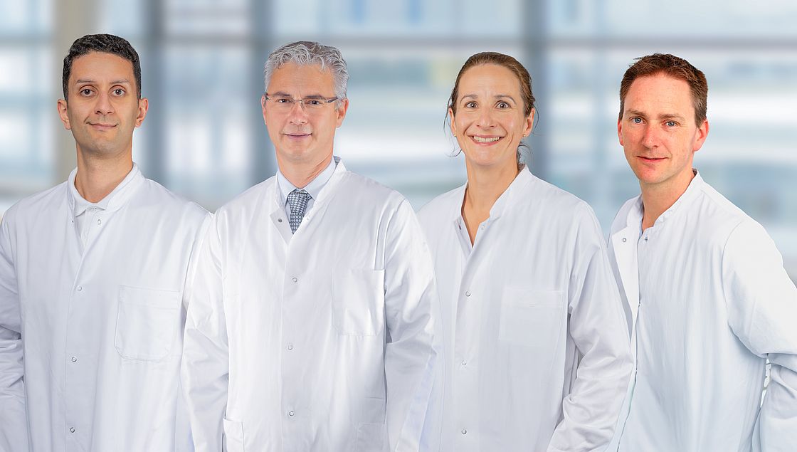 Dr. John Adel, Prof. Dr. Julian Widder, Dr. Kerstin Schmidt und Prof. Dr. Armin Luik (v.l.n.r.) informieren über Vorhofflimmern und seine Behandlung.