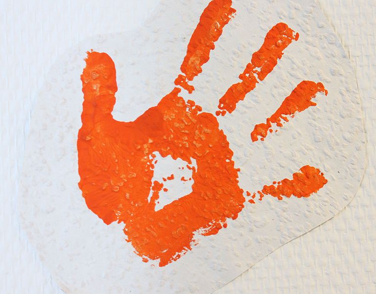 Das Bild zeigt den Handabdruck einer Kinderhand