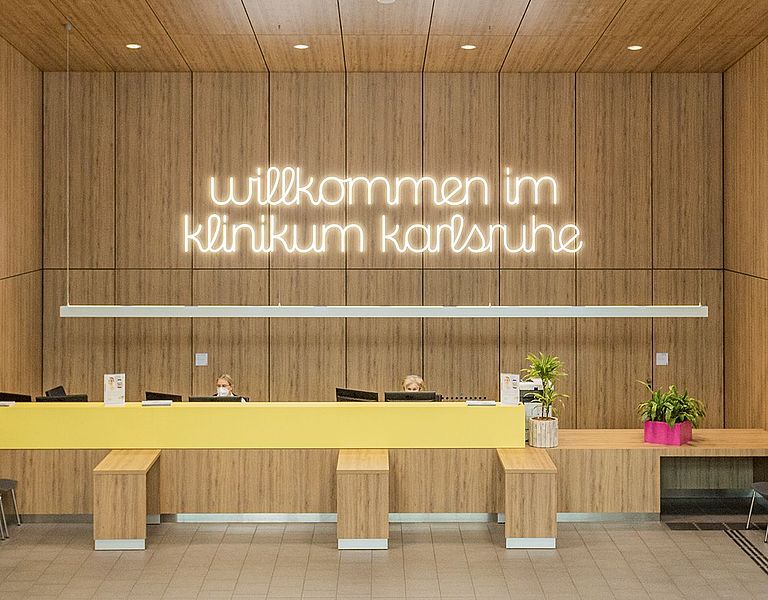 Das Bild zeigt den Zentraleingang von Haus M mit der Administrativen Patientenaufnahme.