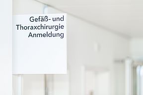 Das Bild zeigt einen Wegweiser mit der Aufschrift Ambulanz Gefäßchirurgie.