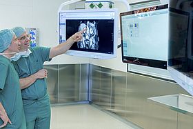 Das Bild zeigt Prof. Dr. Dogu Teber (li.) und Prof. Dr. Jochen Gaedcke im vernetzten OP.