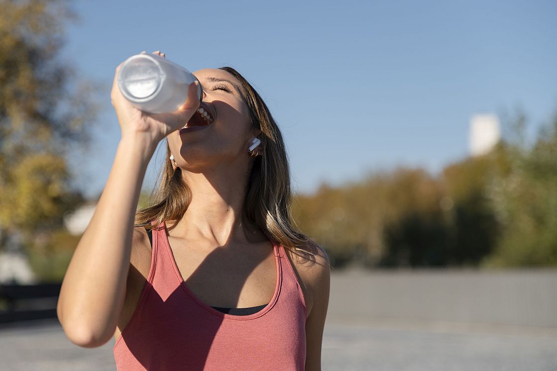 Eine Frau trinkt Wasser