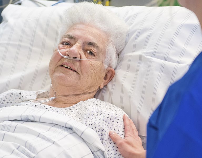 Das Bild zeigt eine Patientin auf der Intensivstation