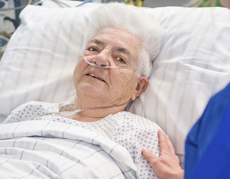 Das Bild zeigt eine Patientin auf der Intensivstation