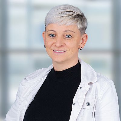 Das Bild zeigt ein Portrait von Stephanie Kaiser