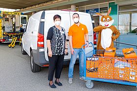 Michael Naroska und der Sixt-Osterhase übergeben die Geschenke an Sabine Murawski