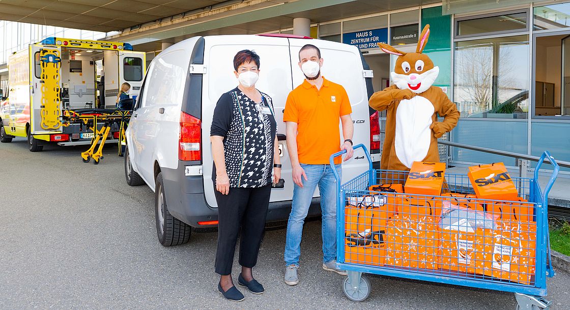 Michael Naroska und der Sixt-Osterhase übergeben die Geschenke an Sabine Murawski