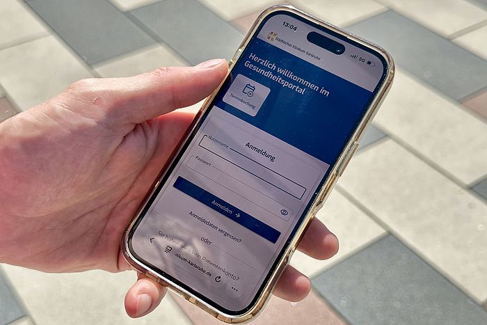 Das Bild zeigt das Gesundheitsportal auf dem Handy.
