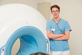 Das Bild zeigt einen Auszubildenden bei der Bedienung eines DVT