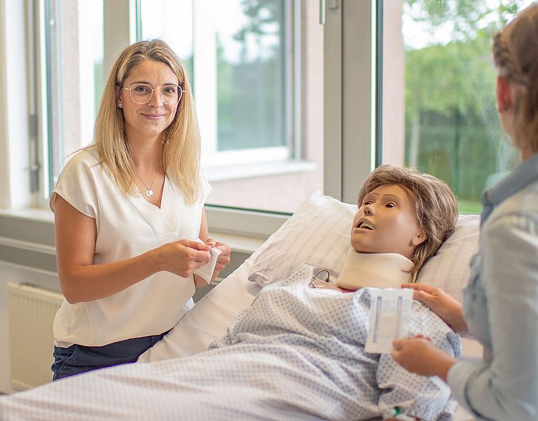 Das Bild zeigt eine Praxisanleitung im Bereich der Pflegeausbildung.