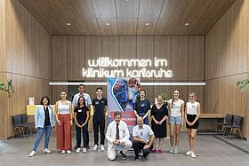 Das Bild zeigt die Teilnehmerinnen und Teilnehmer des Brain Day School