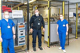 Dr. Björn Bergau, Michael Zorn und Charlotte Riexinger vor dem Katastrophenschutzlager