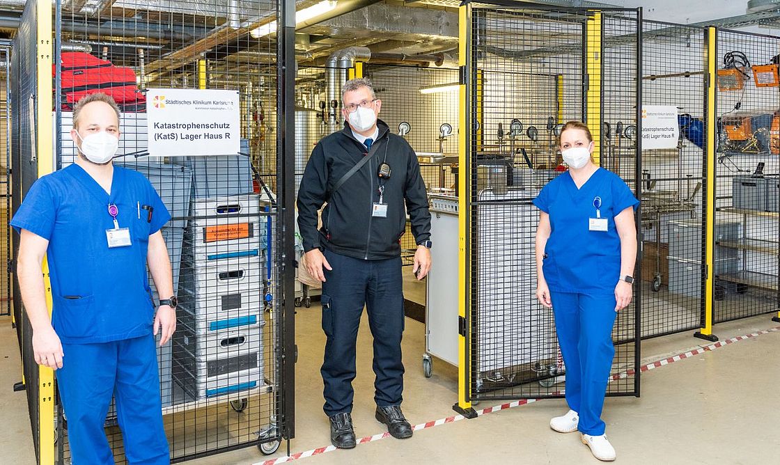 Dr. Björn Bergau, Michael Zorn und Charlotte Riexinger vor dem Katastrophenschutzlager