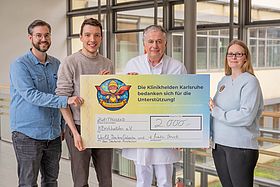 Sascha Dennig, Luca Nagel und Nadine Röller von den Klinikhelden bedanken sich bei Prof. Martin Storck (2.v.r.) für die Spende.