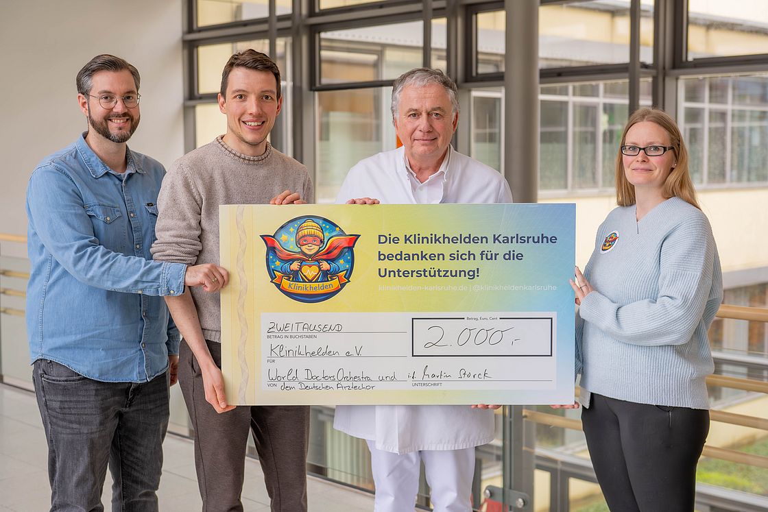 Sascha Dennig, Luca Nagel und Nadine Röller von den Klinikhelden bedanken sich bei Prof. Martin Storck (2.v.r.) für die Spende.